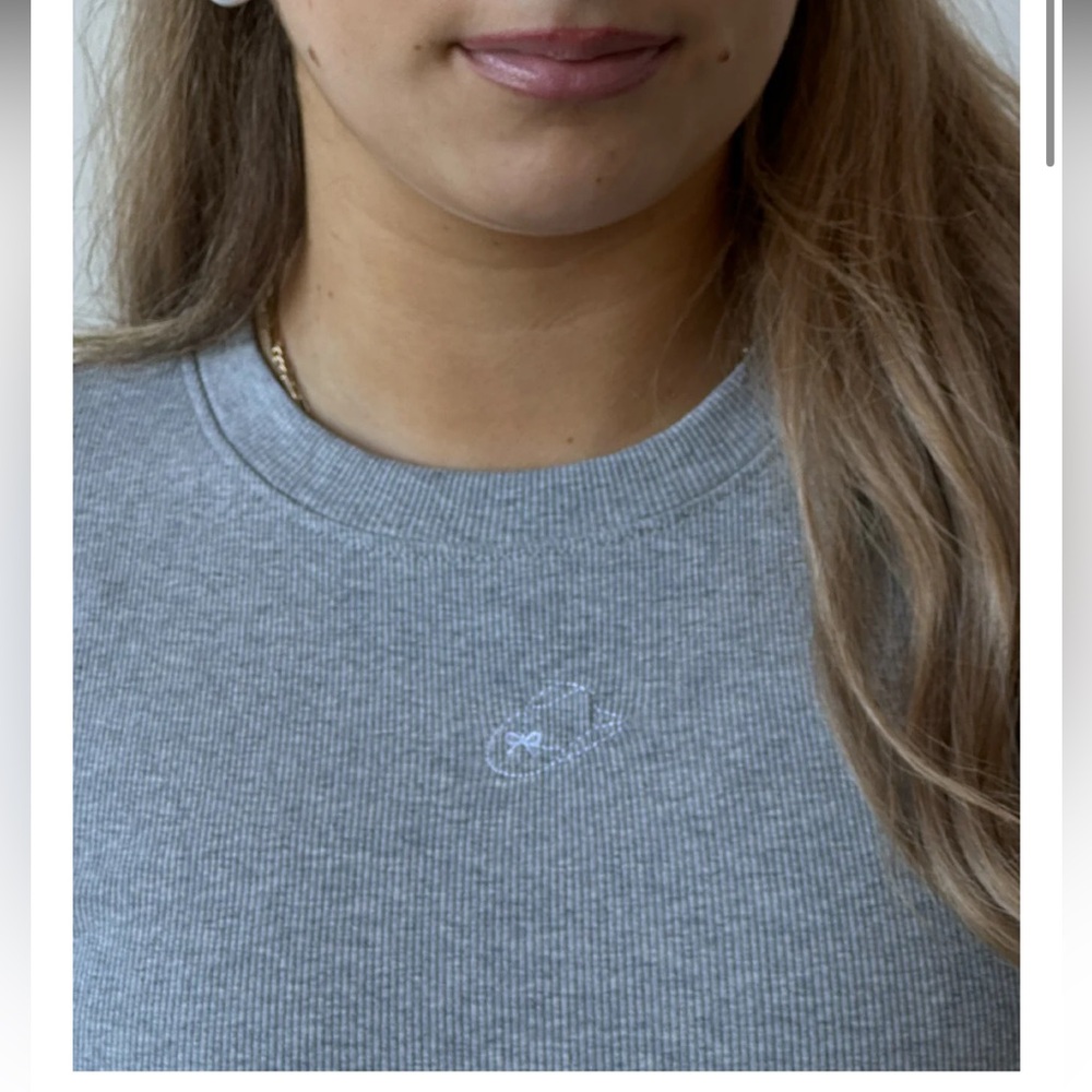 Brunette the Label The Embroidered Cowgirl Hat Ribbed Cropped Tee | Classic Grey
